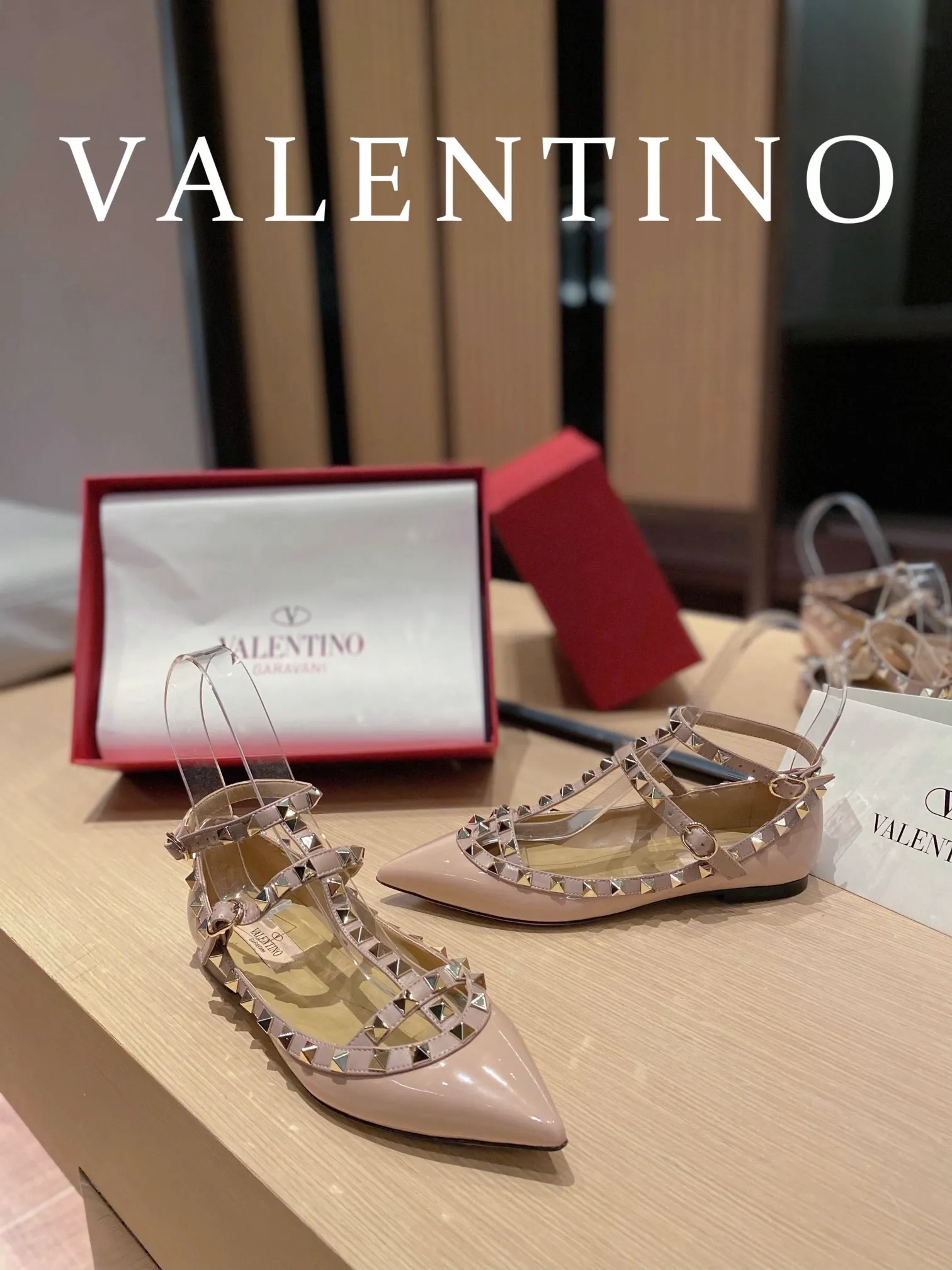 👟👟Ex-factory price👟👟Ex-factory price 560👟👟 Women's shoes, women's clothing 𝙑𝙖𝙡𝙚𝙣𝙩𝙞𝙣𝙤/Valentino𝙑𝙏 🎁Latest colors😍ʚ😊ɞ It has been an Italian national treasure brand since the 1960s. Timeless and deeply rooted in people's hearts❤ Never out of date. One of the must-have items 〰 ɪɴѓᴏʀᴍᴀᴛɪᴏɴ 〰♡ There are many colors for you to choose from💝Original molded electric rivets (non-oxidized) High-end customized imported cowhide➠Mirror patent leather❗️Details in place🆚Exclusive color card💯Comfortable sheepskin lining✅Imported Italian leather outsole🇮🇹 Code number: 35-39 (34.40.41.42) additionally customized♡♡